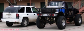 Moab est LA ville du Quad (<i>ATV</i>).<br>D'un autre côté, plutôt que le quad, on peut aussi préférer utiliser directement le pick-up.<br>Il faut alors s'assurer que la garde au sol sera suffisante, et ne pas oublier la roue de secours: une crevaison en plein désert peut tourner au cauchemar !<br>Notre pauvre 4x4 TrailBlazer est ridicule à côté, snif !