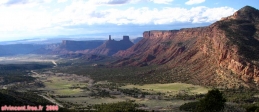Au delà de Castle Valley, vers le sud-est, on quitte les paysages rougeoyants, pour retrouver de la montagne plus conventionnelle.<br>Au loin, et au centre, <i>Castelton Tower</i>.