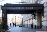 Salt Lake City.<br>Le <i>Family Search Center</i>.<br>Notez le couple de jeunes mariés en arrière plan: pour les Mormons, se marier au temple de Salt Lake, c'est le must !