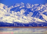 Cette image est techniquement horrible (flou, vignettage).<br>Mais elle est intéressante car elle montre Salt Lake City vue depuis <i>Antelope Island</i>, avec son cadre extraordinaire. Au premier plan, le grand lac salé; en toile de fond, les montagnes rocheuses.