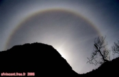 Parc national de Zion.<br>La <i>Mountain of the Sun</i> occulte le soleil, donnant naissance à une figure circulaire irisée, proche d'un arc-en-ciel.<br>Ce que vous voyez sur ce cliché n'est pas un artéfact provoqué par l'optique de l'appareil photo: c'est réellement ce que l'on a observé à l'oeil nu.<br>Le <i>Canon</i> S1 IS a alors été dégainé aussitôt: Cheeeese !