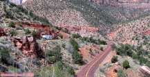 Parc national de Zion.<br>La <i>Mount Carmel Highway</i> permet de quitter le parc vers l'est. Elle est très escarpée, constellée de virages en épingle à cheveux, et comporte un étroit tunnel. L'emprunter avec une caravane (photo) est plutôt osé...