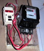 Le bon vieux compteur électromécanique et son disjoncteur.