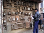 New Delhi.<br>Panneau de compteurs électriques géant, avec un releveur en pleine action.