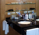 Lavabo de la chambre d'hôtel, à Delhi: lavage de dents à l'eau filtrée, spray anti-moustiques et traitement anti-paludéen sont de rigueur !