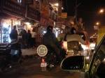 New Delhi by night.<br>Remarquez la roue de secours à l'arrière du scooter: elle est protégée par une housse publicitaire. Quasiment tous les scooters sont équipés ainsi.