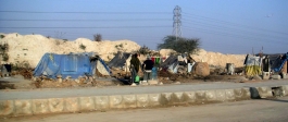 Tentes au bord d'une autoroute urbaine de Delhi.<br>Au moins, ceux-là ont un abri. Mais il n'est pas certain qu'il résiste aux pluies de la mousson...