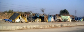 Tentes au bord d'une autoroute urbaine de Delhi.<br>Au moins, ceux-là ont un abri. Mais il n'est pas certain qu'il résiste aux pluies de la mousson...