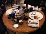 Dans un restaurant de Delhi.<br>Une table bien garnie, avec des boissons locales: vin rouge italien et eau d'Evian (je ne vous dis pas le prix !!!).<br>Les sauces, au premier plan, ne sont pas recommandées aux estomacs fragiles...