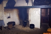 Village du château de Bunratty, Irlande.<br>Pièce principale d'une ferme. La cheminée fonctionne.