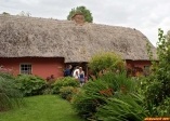 Village du château de Bunratty, Irlande.<br>La dame fait un peu tâche, avec son téléphone portable dans un village médiéval !