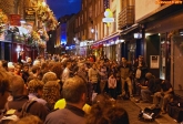 [no_rights] Ville de Dublin, Irlande.<br>Scène de rue nocturne, près de<i>Temple Bar</i>.<br>De la musique, de la Guinness, on n'est pas bien là ?