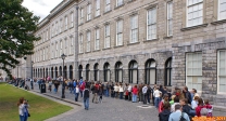 [no_rights] Trinity College, ville de Dublin, Irlande.<br>File d'attente pour voir <i>The Book of Kells</i> (Livre de Kells).<br>Il s'agit d'un manuscrit religieux datant des années 820.