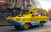 [no_rights] Ville de Dublin, Irlande.<br>Pour une visite touristique, vous pouvez opter pour un véhicule amphibie.<br>Bien sûr, il ne faut pas craindre de passer pour une andouille, avec des cornes sur la tête...