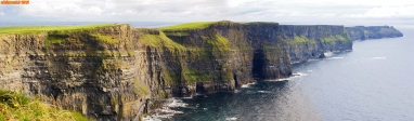Falaises de Moher, Irlande.<br>Vue panoramique, depuis la tour O'Brien.<br>Avec leurs 8 km de long et 215 mètres de haut, ces falaises sont spectaculaires.