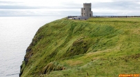 Falaises de Moher, Irlande.<br>La tour O'Brien, construite en 1835.<br>215 mètres plus bas, l'Océan Atlantique.