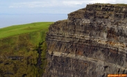 Falaises de Moher, Irlande.<br>En haut à droite, les promeneurs donnent une bonne idée du gigantisme de la falaise,<br>qui culmine à 215 mètres au dessus de la mer.