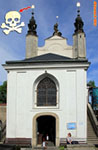 [no_rights] Kutn Hora, République tchèque.<br>Entrée de la chapelle funéraire de Tous-les-Saints.<br>Les crânes ne donnent pas envie de rire.