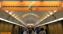 [no_rights] Couloir du métro de la ville de Prague, ligne B, station <i>Nrodn trda</i>.<br>Le plan de la ligne est accroché au plafond.<br>Le touriste français aussi, il doit s'accrocher pour déchiffrer ce sabir...