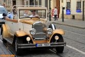 [no_rights] Un moyen de locomotion original pour visiter Prague:<br>une voiture des années 30, avec chauffeur.