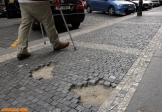 [no_rights] Ville de Prague.<br>Des pavés, encore des pavés, toujours des pavés.<br>Ah ben non, parfois il y a aussi des trous en plus: préparez vos cannes anglaises !