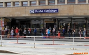 [no_rights] Arrêt de bus, ville de Prague.<br>Les passagers font sagement la queue, et monteront à bord par ordre d'arrivée.<br>Impensable en France...