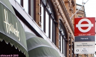Grand magasin Harrods, à Londres.<br>Il y a un arrêt de bus juste devant l'entrée: très pratique pour ne pas trop se mouiller sur le trottoir !