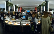  [no_rights] Grand magasin Harrods, à Londres.<br>Parfums et bijoux, le royaume des Ladies !