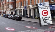 Ville de Londres.<br>Entrée de la zone soumise au péage urbain (<i>Congestion charge</i>),<br>matérialisée par les lettres <i>C</i> peintes au sol, et par des panneaux.