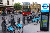Ville de Londres.<br>Trois moyens de transport très pratiques, mais assez différents:<br>le bus à impériale rouge, le taxi noir et le <i>cycle hire</i> bleu, vélo en libre service.