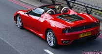  [no_rights] Ville de Londres.<br>C'est rouge, et ça roule à Londres. Mais ce n'est pas un autobus.<br>Alors, vous donnez votre langue au chat ?<br>C'est une Ferrari Scuderia Spider, voyons !<br><font size=-1>Admirez le <i>007</i> de l'immatriculation. Faute de goût, 007 ne roule pas en italienne !</font>