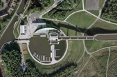 [no_rights] Roue de Falkirk, Ecosse.<br>Vue aérienne, obtenue sur <i>Google Earth</i>.<br>L'ombre de l'<i>Union Canal</i> met en évidence les 25 mètres de dénivellation avec le <i>Forth and Clyde Canal</i>.<br>La roue est en mouvement, les 2 caissons étant à peu près au même niveau.