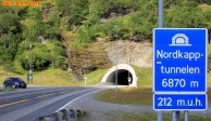 [no_rights] Route du Cap Nord, Norvège.<br>Le Cap Nord se trouve sur l'île de Magerya,<br>accessible par un tunnel de 6.8 km,<br>plongeant à plus de 200 mètres sous le niveau de la mer.<br>Il comprend 2 plans inclinés à 9%.
