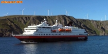[no_rights] Large d'Havysund, Norvège.<br>Navire Express Côtier <i>Nordnorge</i>, vu depuis le <i>Vesterlen</i>.<br>Les deux navires se saluent à grands coups de sirènes.