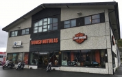 [no_rights] Concession <i>Troms Motors</i>, Troms, Norvège.<br><i>Worlds northernmost dealership, N70</i> (concessionnaire le plus au nord du monde, 70 nord).<br>La concession est multi-marques: Harley Davidson, BMW, Bombardier.