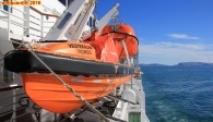 [no_rights] Navire Express Côtier <i>Vesterlen</i>, fjords de Norvège.<br>En cas d'abandon du navire, une combinaison isotherme doit être revêtue, sous le gilet de sauvetage.<br>Sans cela, la température de l'eau limite les chances de survie à quelques minutes.