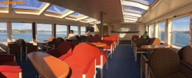 [no_rights] Navire Express Côtier <i>Vesterlen</i>, fjords de Norvège.<br>Le panorama lounge est un lieu idéal pour mettre à jour notre carnet de voyages sur le Web.<br>Mais la beauté des paysages nuit à la vitesse de rédaction...