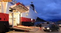 [no_rights] Navire Express Côtier <i>Vesterlen</i>, port de Troms, Norvège.<br>Les voitures et le frêt embarquent par une porte latérale, située à babord.<br>A l'intérieur, un monte-charge les amène au niveau de la câle.